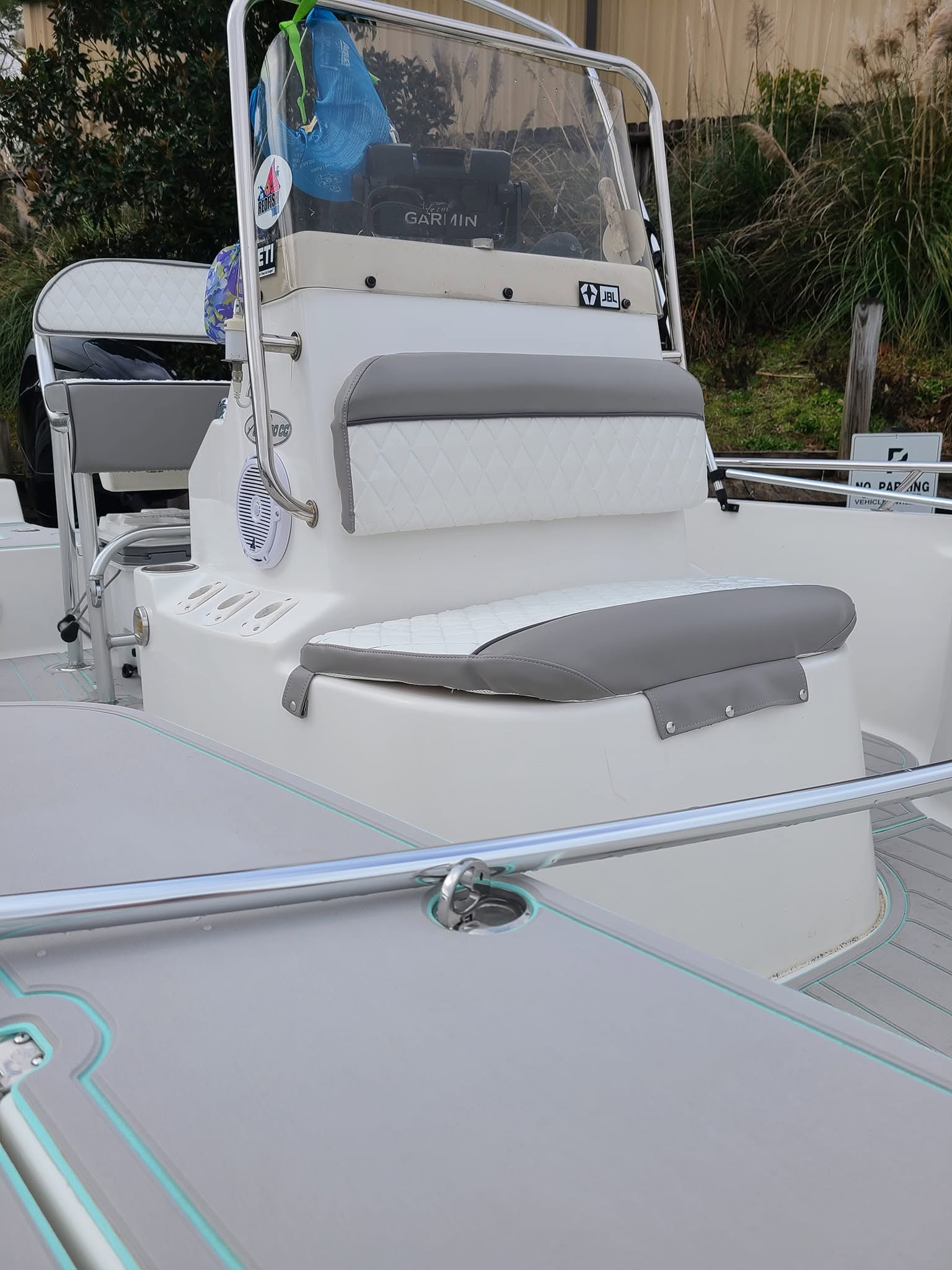 White center-console helm and leaning post